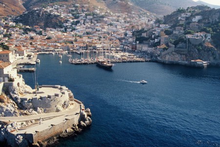 Πανοραμική άποψη λιμανιού και πόλης Ύδρας, photo by portohelirooms.gr