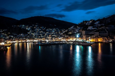 Ύδρα by night, photo by Kamil Porembinski@flickr